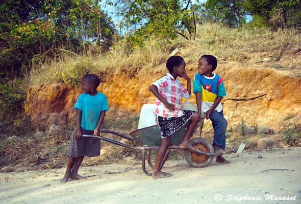 Trois enfants jouant dans un village d'Afrique du sud