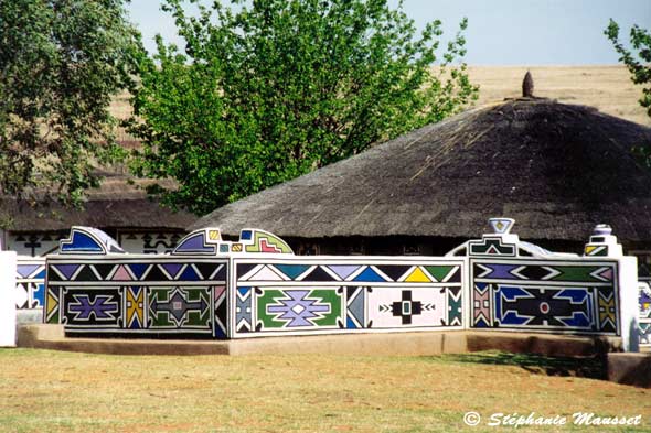 habitation N'debele aux motifs géométriques