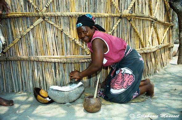 Broyage du maïs dans un village sud-africain