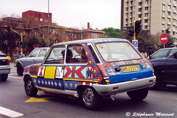 Voiture décorée aux motifs N'debele