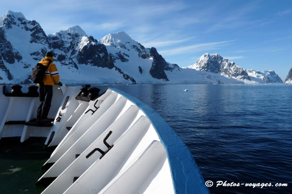 explorateur à l'avant du brise-glace en Antarctique