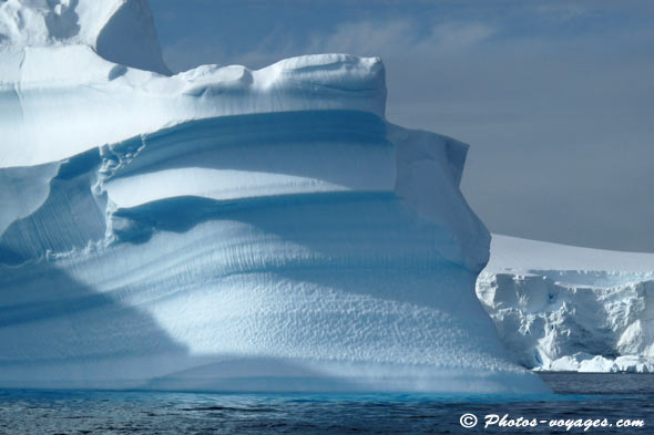 iceberg aux formes arrondies en antarctique