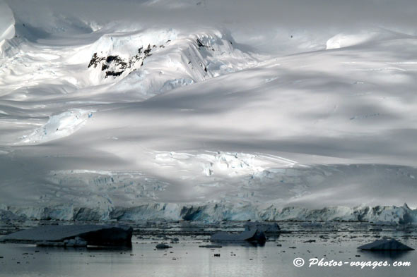 Ombre et lumière sur paysage Antarctique