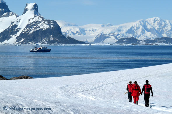 randonnée sur la neige vierge en Antarctique