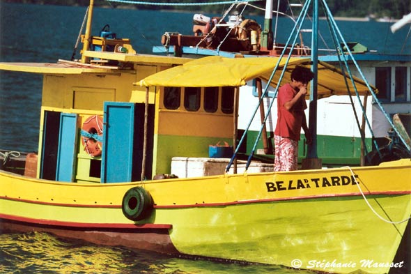 pecheur sur son bateau jaune