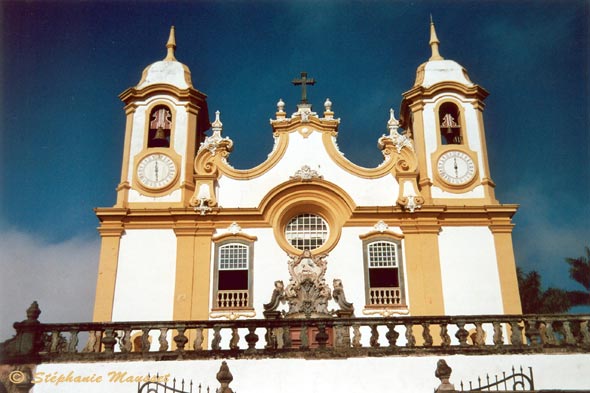 église ocre et blanche