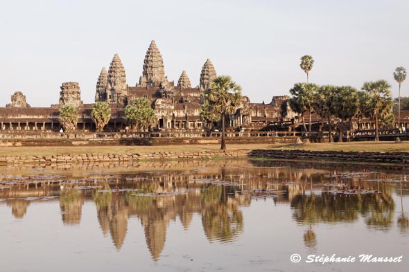 Angkor vat se reflétant dans un plan d'eau
