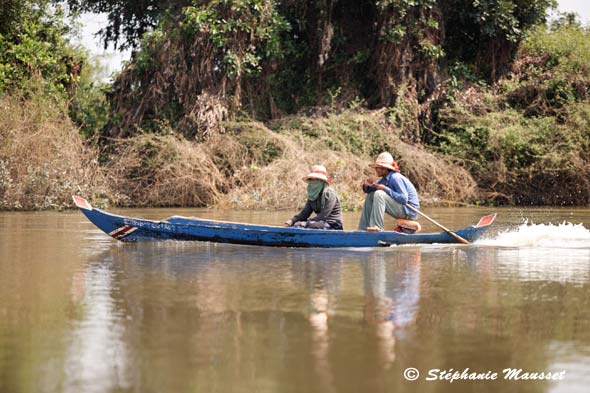 pirogue à moteur au Cambodge