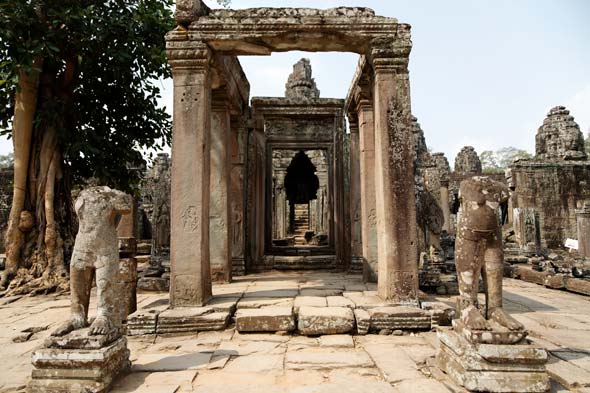 Le Bayon, statues et colonnes