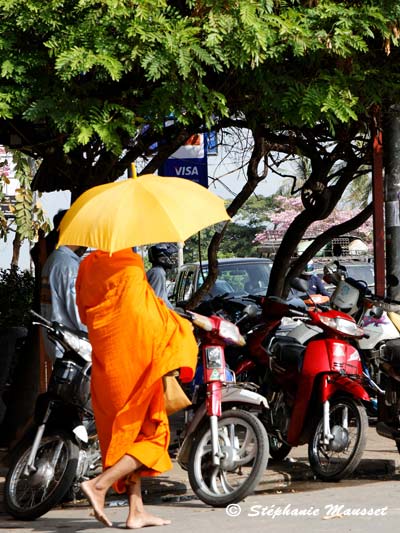 bonze et sa tenue orange