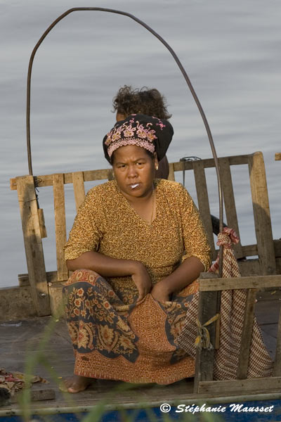 femme cambodgienne sur une pirogue