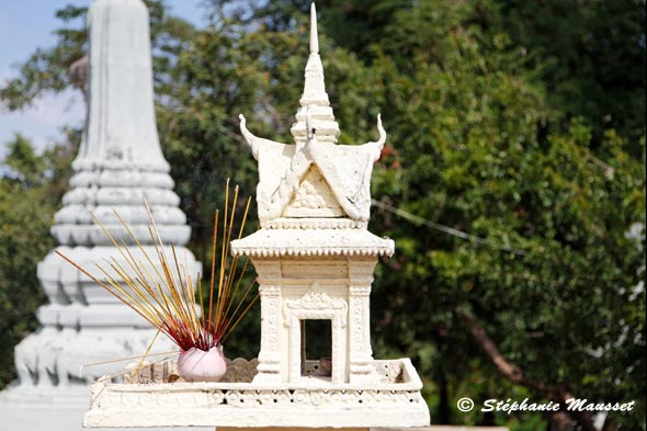 encens et mini temple
