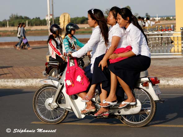 Trois étudiantes cambodgiennes sur une moto