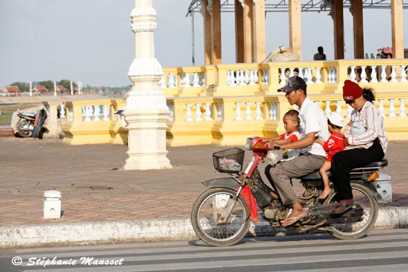 famille entière sur une moto