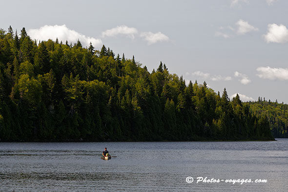 Canoë sur un lac québecois