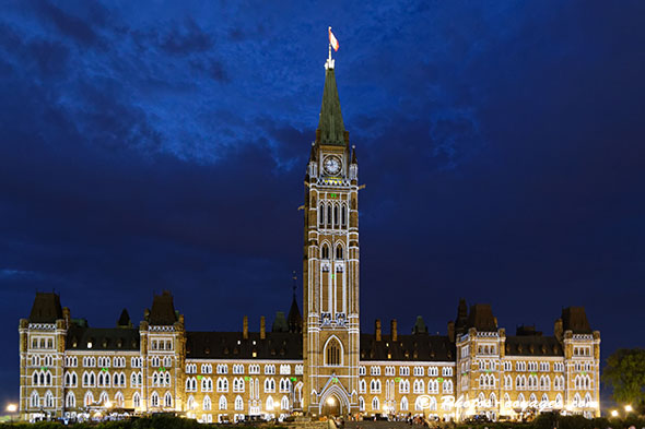 parlement d'Ottawa à l'heure bleue