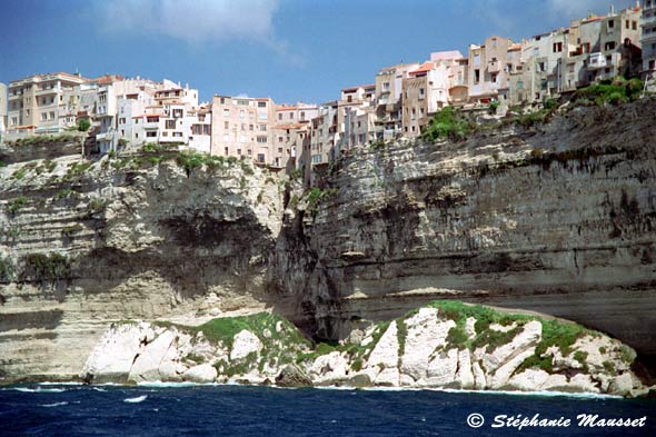 vue vertigineuse de maisons de Bonifacio