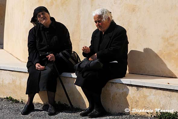 Femmes âgées assises sur un banc en Crète