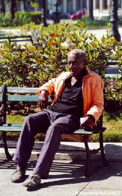 vieillard au soleil de Cuba sur un banc
