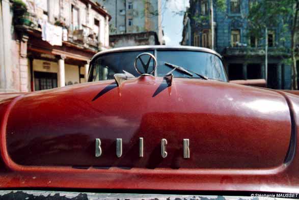 gros plan de l'avant d'une buick rouge de Cuba