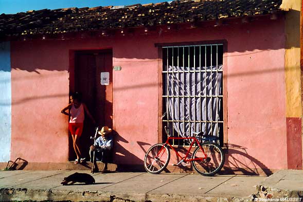 Cubains devant leur maison rose à Santa Clara
