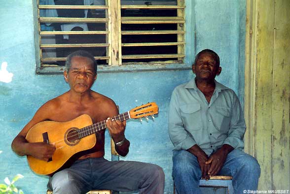 chants et musique par deux cubains