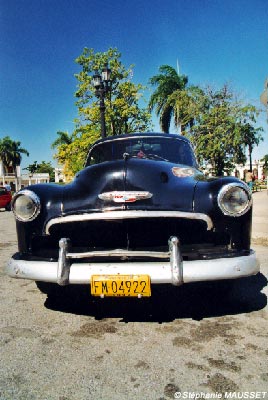 Chevrolet noire vue de face à Cuba