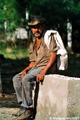cubain assis après le travail