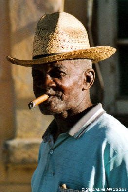 gros plan d'un fumeur de cigare à Cuba