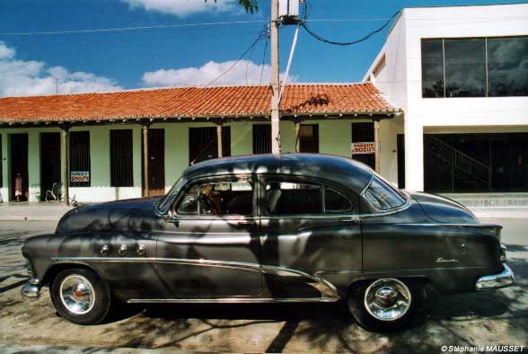 Grey old american car of Cuba
