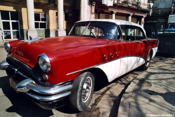 Chevrolet noire vue de face à Cuba