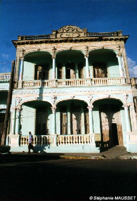 Maison coloniale bleue à Pinar del rio Cuba