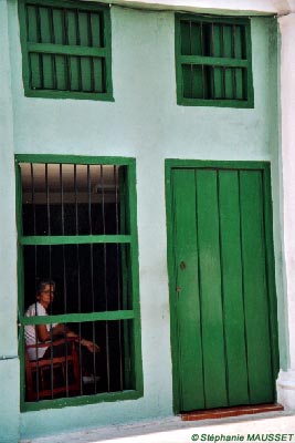 Maison vert pastel ux portes vertes à Cuba