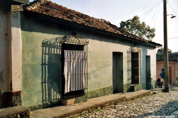 ombres sur murs colorés d'une rue de Trinidad