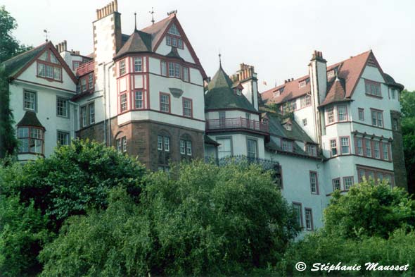 maisons d'Edimbourg parmi les arbres