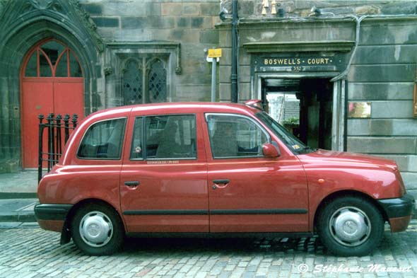 Taxi anglais dans une rue d'edimbourg