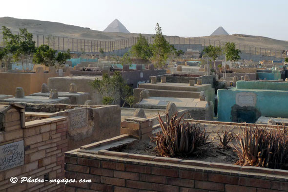 Cimetière musulman de Gizeh avec vue sur pyramides