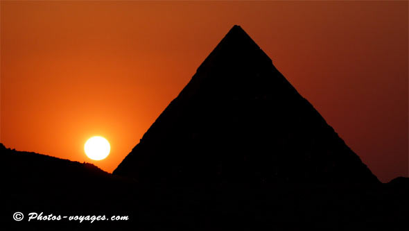 Coucher de soleil sur pyramides