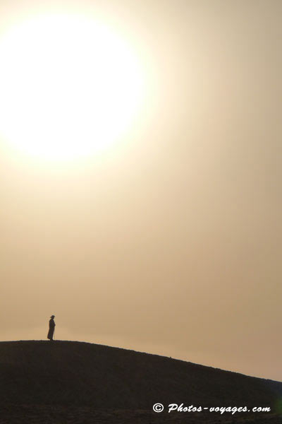 Réflexion et relaxation dans le désert au soleil couchant