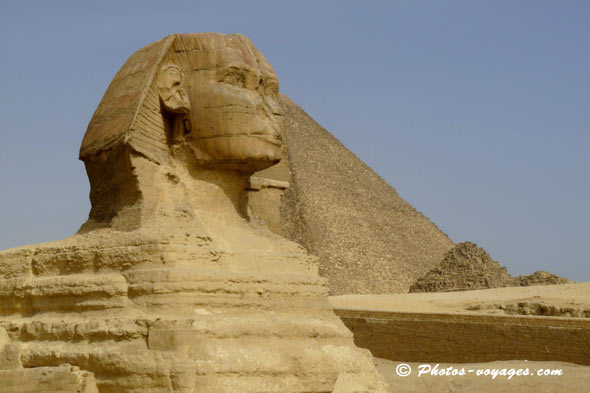 Le spihnx et la pyramide de Khéops en Egypte