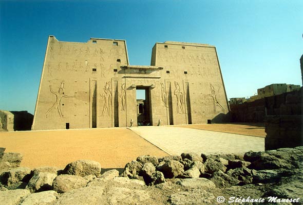 vue dégagée sur le temple d'edfou en Egypte