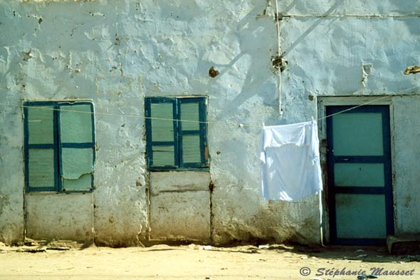 façade blanche fenêtres bleues