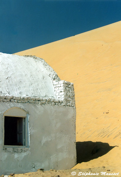 maison blanche dans le désert