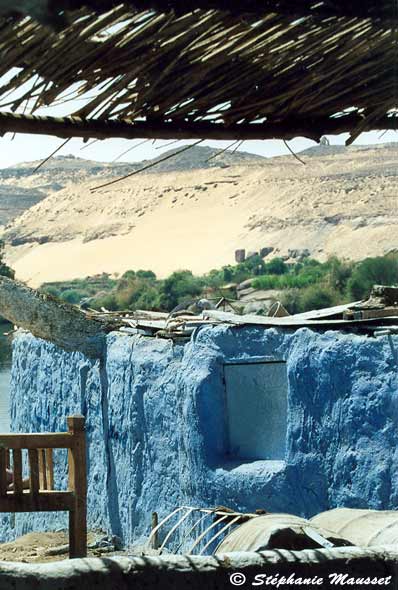 mur bleu de maison nubienne en Egypte