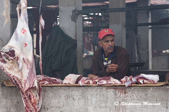 Vente de viande sur un marché marocain