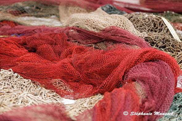 filets de pêche rouge et blanc