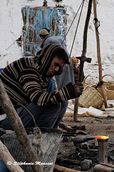 Marocain travaillant un objet metallique rougi