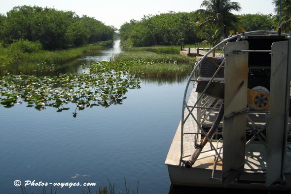 Hydroglisseur, bateau à fond plat et hélice