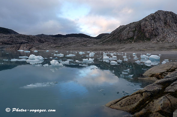 Fjord groenlandais au crépuscule