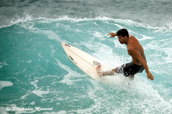 surfeur hawaiien en action à sunset beach